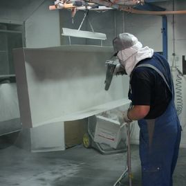 Impressionen der Arbeit im Bereich Automatenwerkstatt, Pulverbeschichtung und Sandstrahlen